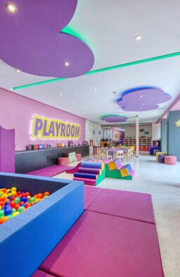 Innenraum eines Kinderspielraums mit Bällebad und bunten Elementen