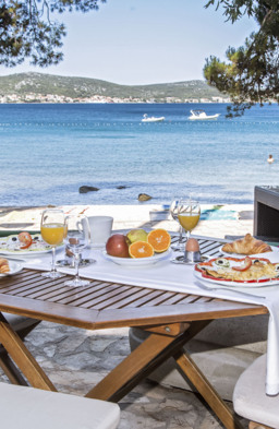 zajtrk ob morju na terasi s pogledom na plažo