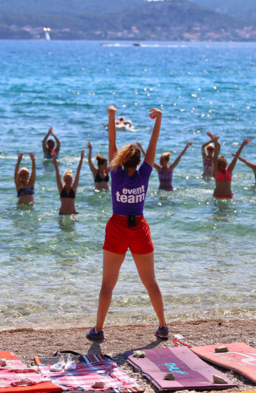 grupni trening u moru na plaži