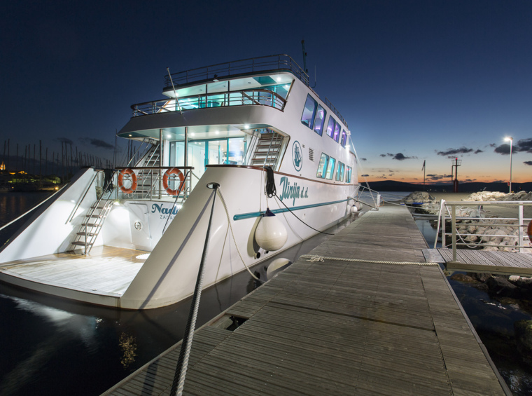 Brod privezan u marini tijekom večeri