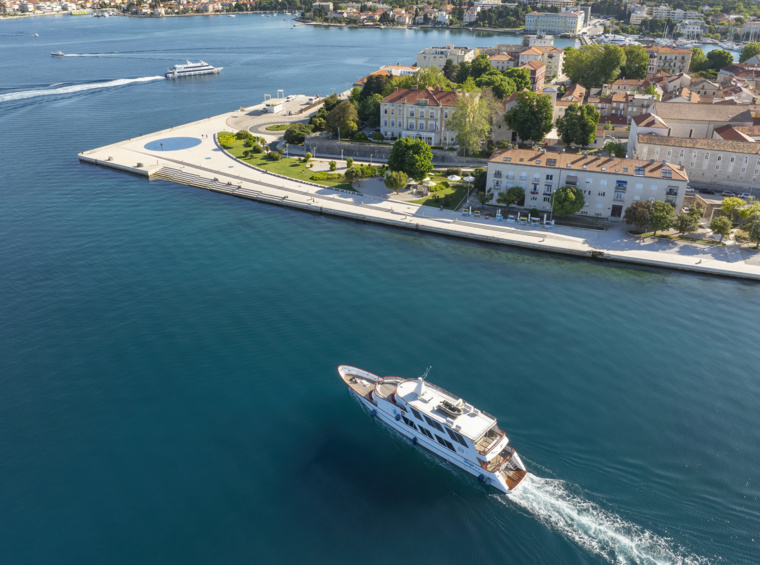 Brod plovi uz obalu povijesnog grada